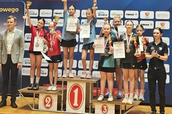Nina Nowak z brązowym medalem Mistrzostw Polski Żaczek w deblu