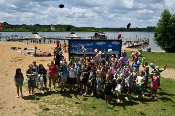 Wakacje 2026 zakończone – słoneczny dzień na plaży w Osiecznej