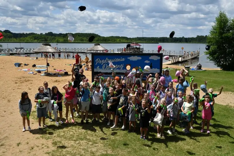 Wakacje 2026 zakończone – słoneczny dzień na plaży w Osiecznej