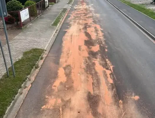 Strażacy usuwali plamę oleju na ulicach Śmigla