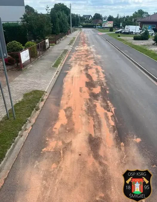 Strażacy usuwali plamę oleju na ulicach Śmigla