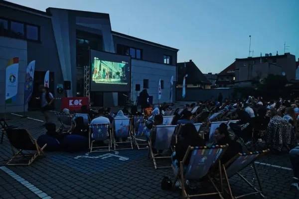 Parking KOK zamienił się w strefę kibica – emocje w Kościanie