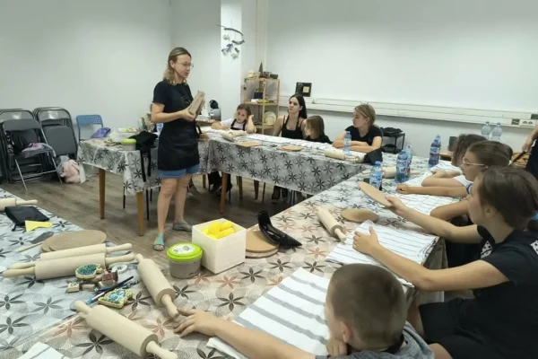 Kreatywne warsztaty ceramiczne dla dzieci w Kościanie w ramach „Bezpiecznych Wakacji”