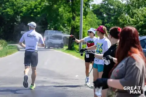 Wolontariusze z Kościana bohaterami triathlonu – wspierali biegaczy w upale