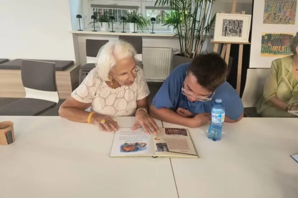 Międzypokoleniowe spotkanie w bibliotece: dzieci i seniorki odkrywały baśnie i legendy Kościana
