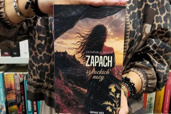 Biblioteka w Kościanie wzbogaciła się o powieść „Zapach szkockich nocy”