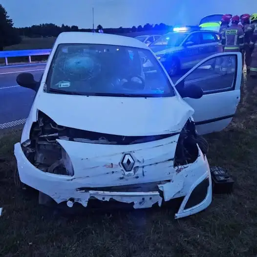 Kolizja na S5 pod Kościanem: auto uderzyło w bariery