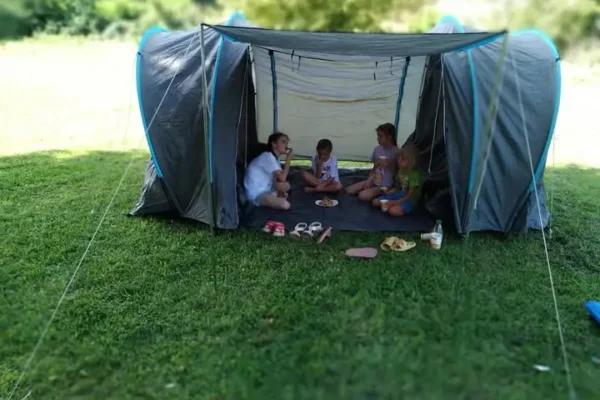 Piknik pod Górą Ferfety: młodzież uczyła się rozkładać namiot