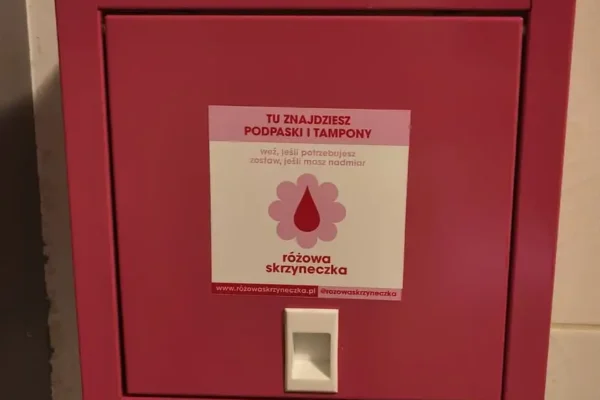 Różowa Skrzyneczka w Kościanie – nowy punkt bezpłatnej pomocy menstruacyjnej