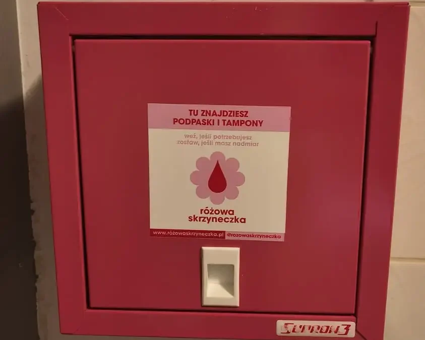 Różowa Skrzyneczka w Kościanie – nowy punkt bezpłatnej pomocy menstruacyjnej