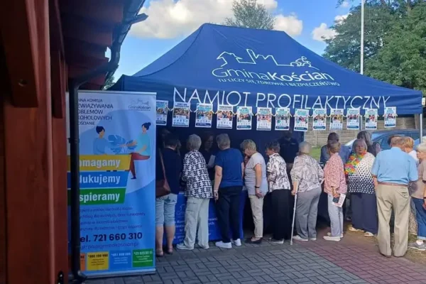 Seniorzy z Gminy Kościan bawili się i uczyli w Namiocie Profilaktycznym podczas Biesiady Senioralnej