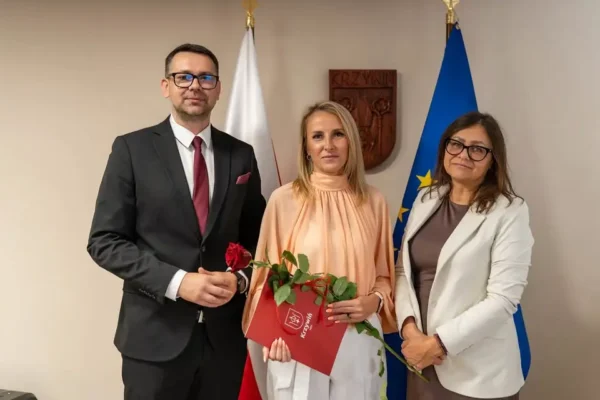 Nowi dyrektorzy szkół w gminie Krzywiń – akty powierzenia wręczone