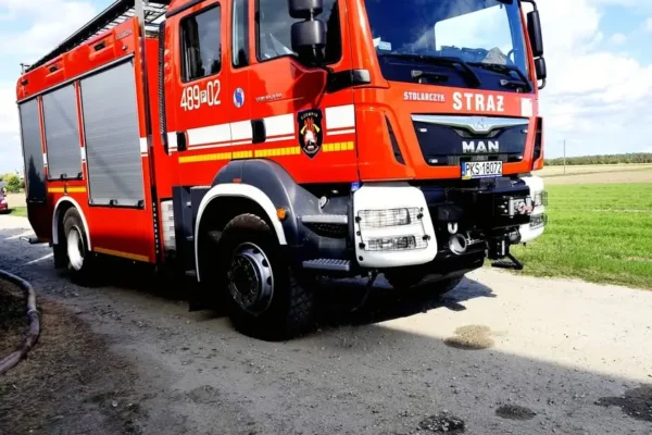 Pożar wiaty i maszyn rolniczych w Betkowie – strażacy w akcji