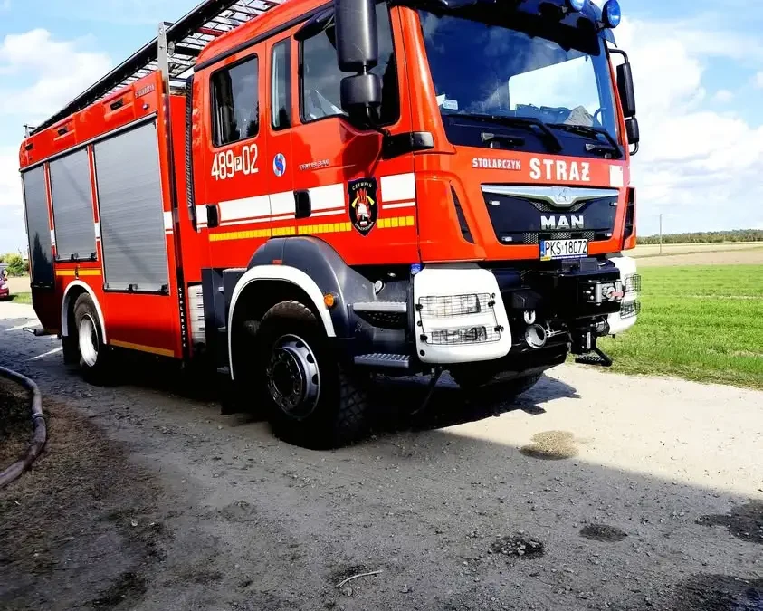 Pożar wiaty i maszyn rolniczych w Betkowie – strażacy w akcji