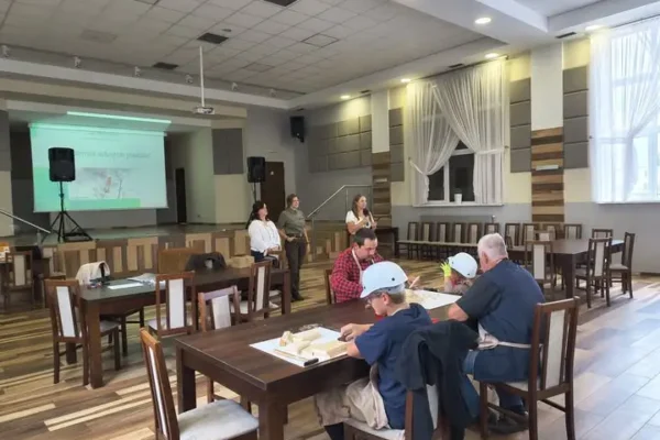 Krzywiń: międzypokoleniowe warsztaty stolarskie w Domu Strażaka