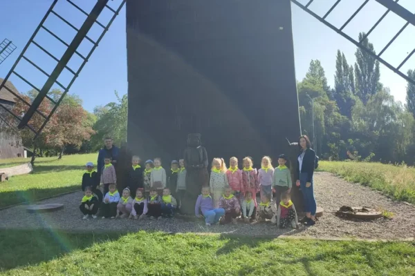 Przedszkolaki ze Śmigla odkrywały tajemnice wiatraków „Koźlak”