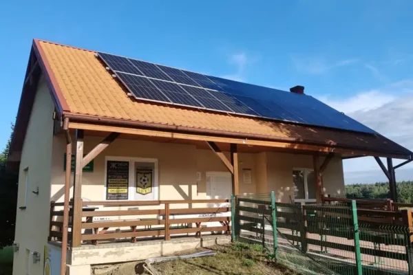 Nowa instalacja fotowoltaiczna przy boisku w Starym Bojanowie