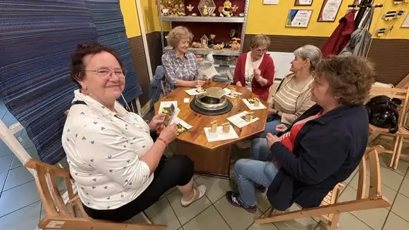 Seniorzy z gminy Słupca rozpoczęli jesienny sezon wycieczek od wizyty w Muzeum Pszczelarstwa