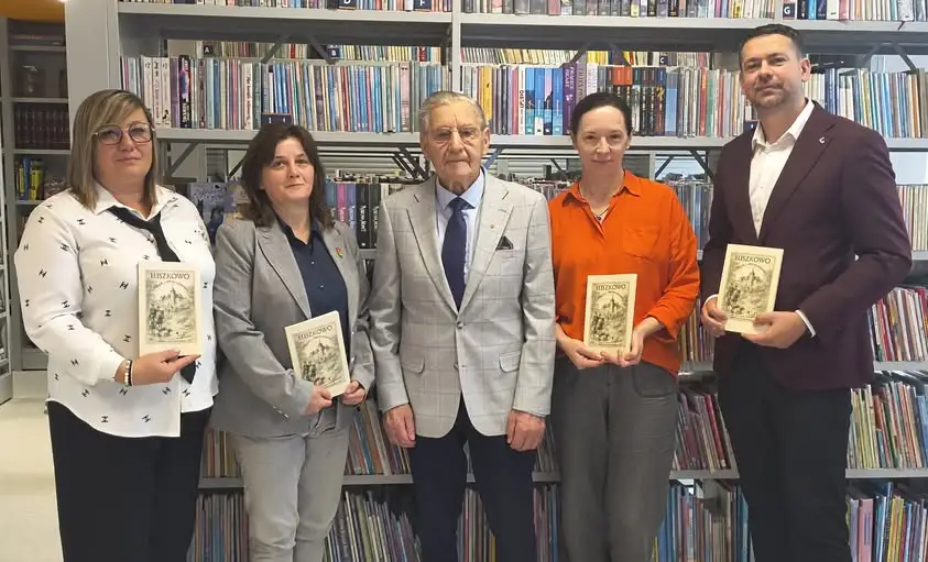 Henryk Marcinkowski zaprezentował nową publikację o Łuszkowie w krzywińskiej bibliotece