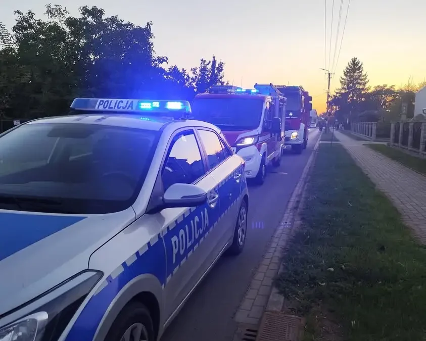 Kolizja samochodu osobowego ze skuterem w Borowie. Interweniowały trzy zastępy straży pożarnej