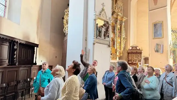 Seniorzy z Kościana odkrywali historię fary z przewodnikiem