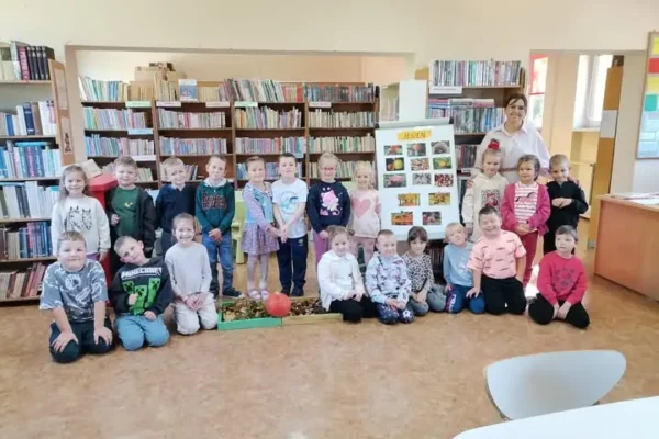 Jesienne warsztaty w bibliotece w Czaczu – przedszkolaki odkrywają świat książek
