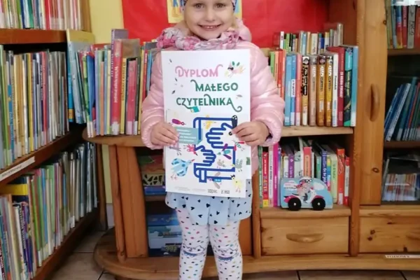Dyplomy dla małych czytelniczek w Filii Bibliotecznej w Jerce