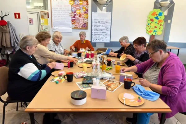 Seniorki z grupy „Młodzi Duchem” ozdabiały szkatułki techniką decoupage